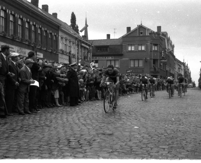 Wielerwedstrijd Brussel-Izegem gewonnen door L. Vandaele, Izegem, 1958
