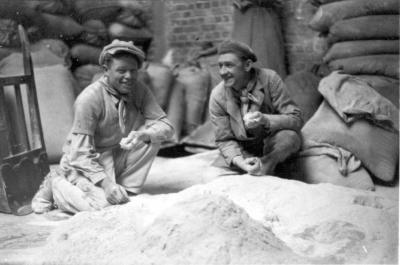 Werkmannen in magazijn Debaillie, 1938