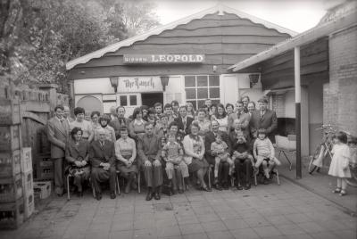 Groepsfoto familie Cauwelier, zaal 'The Ranch', Moorslede september 1977